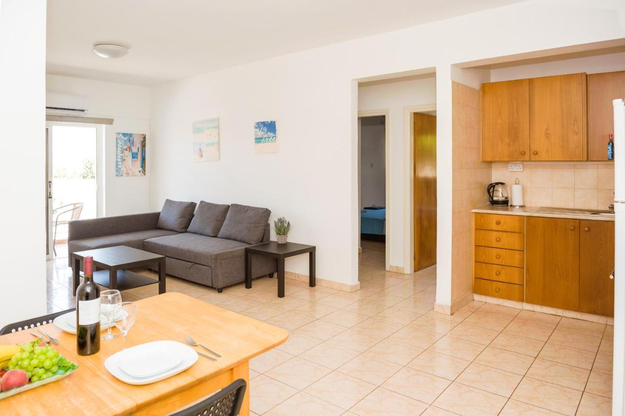 Mynapa Apartments 아이아 나파 외부 사진