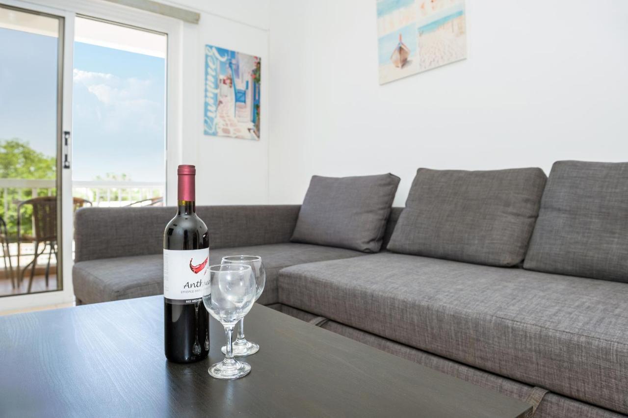 Mynapa Apartments 아이아 나파 외부 사진