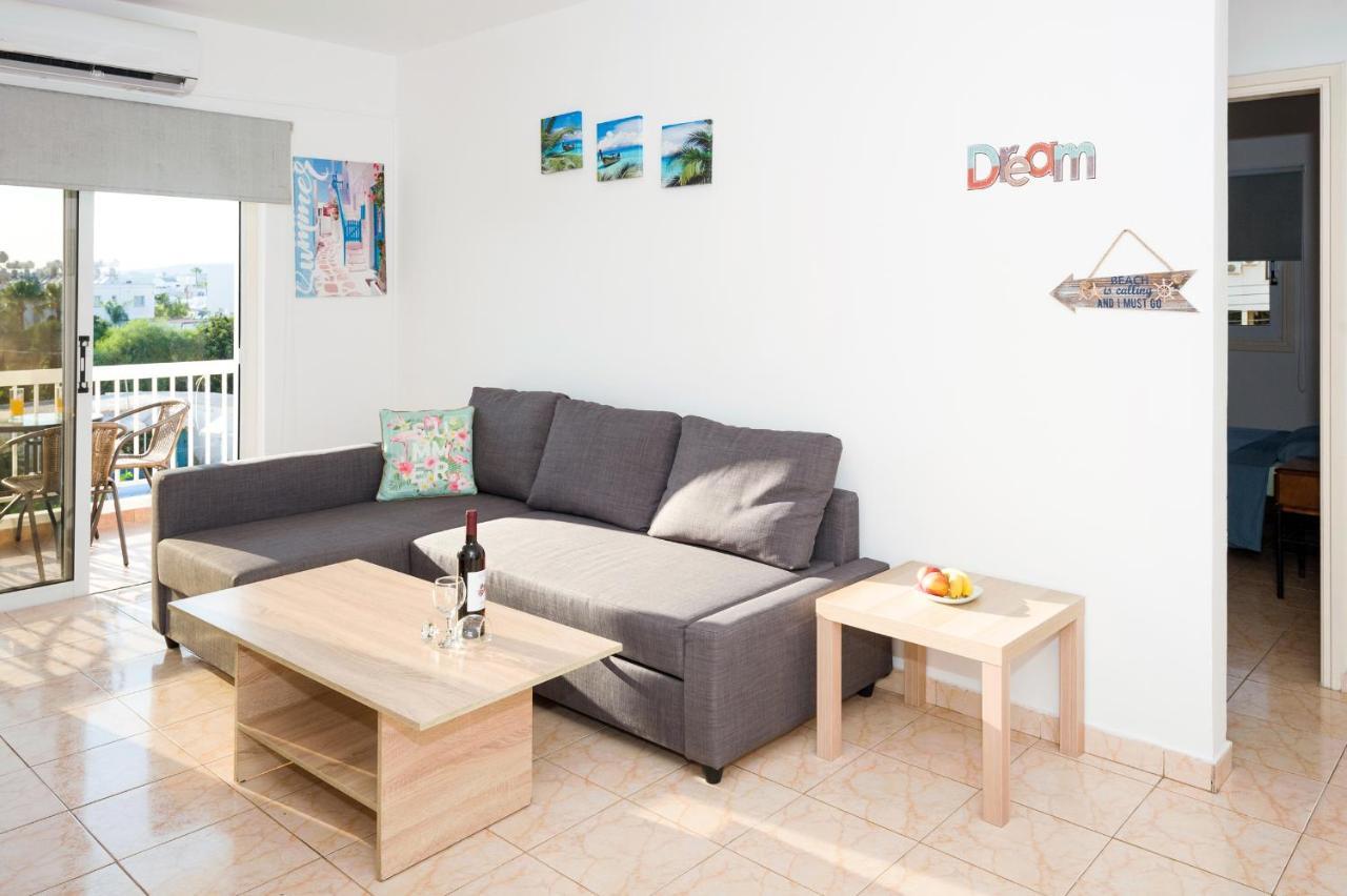 Mynapa Apartments 아이아 나파 외부 사진
