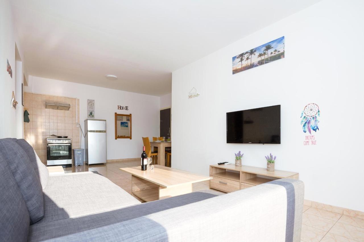 Mynapa Apartments 아이아 나파 외부 사진